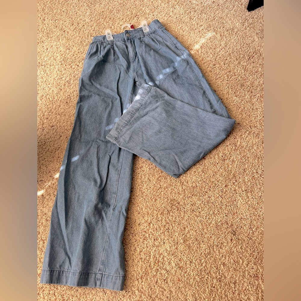 Wide leg vintage jeans. Popped zipper